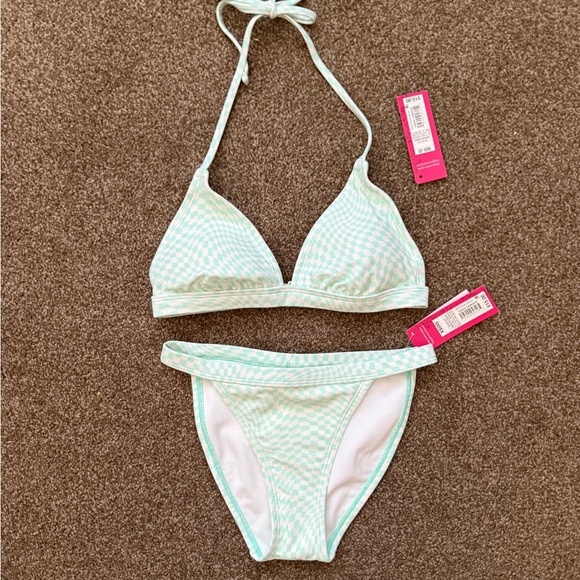 Bikini - Picture 1 of 4